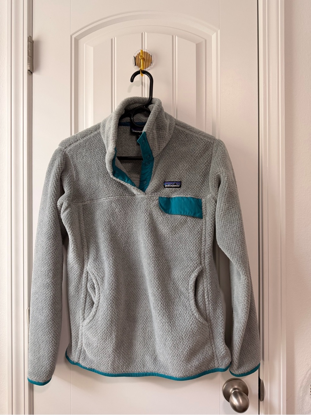 Patagonia Light Gray Fleece Pullover with Teal Accents